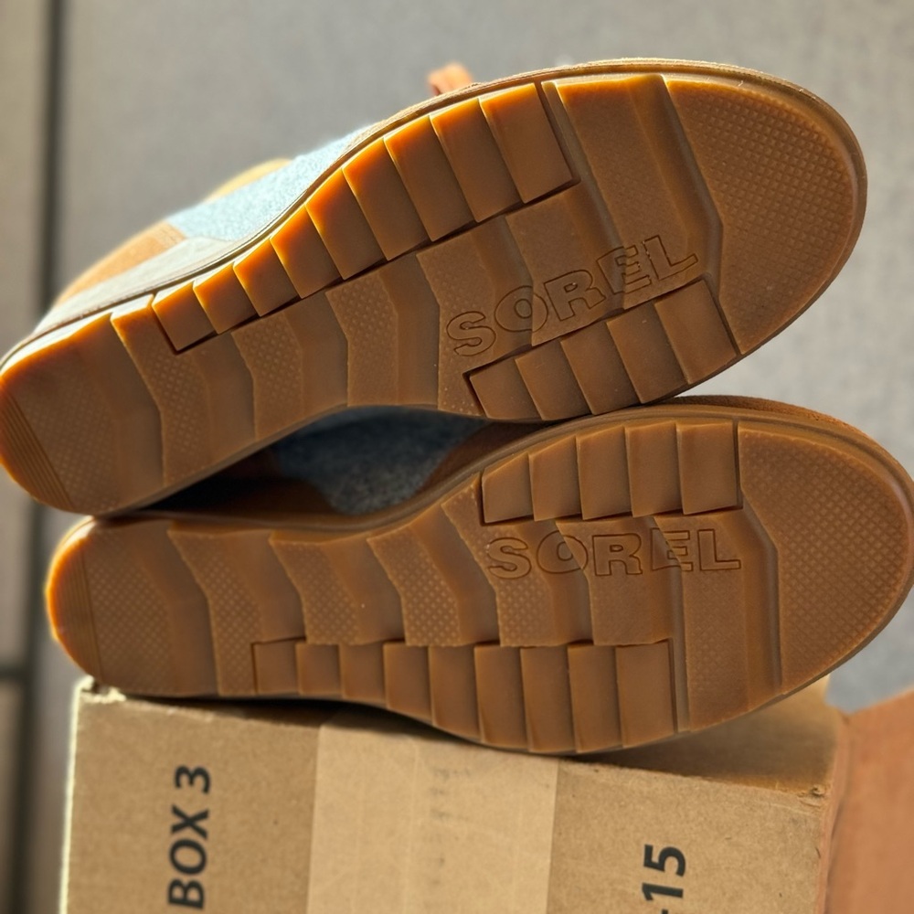 Women's NWOT -never worn Sorel Brown and Gray Lace Up Boots - Picture 4 of 6